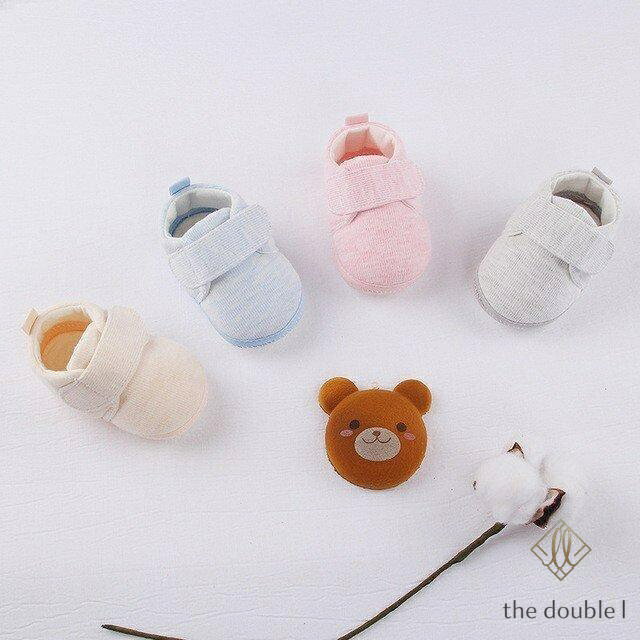 商品の説明 ファーストシューズ ベビー靴 ベビーシューズ ベビー靴 赤ちゃん マジックテープ 可愛い 室内 ギフト プレゼント 出産祝い 歩く 素材：pu 色：オフホワイト/ブラック/ブラウン/ブルー 11cm 12cm 13cm ◆特徴など★ オシャレで、柔らかいファーストシューズ ▼ ▼モニターの発色の具合によって実際のものと色が異なる場合がある。 ・入荷時期により生地の色味、沢感など若干違いが出る場合も御座いますが、 ・サイズ詳細は平置きした状態でメジャー計測の為、若干の誤差(約1・3cm誤差)がある場合がございます。 ・商品に不良があった場合は、商品到着から5日以内にご連絡いただければご返金交換対応させて頂きます。 メーカー希望小売価格はメーカーサイトに基づいて掲載しています