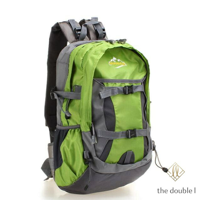 20-35L ファスナーをYKKに変えましたので、滑りがよく壊れにくいです。 胸ベルト、腰ベルトを長くしたので大きめの方にも使用いただけます。 街中や海や山にもハイキング、登山、キャンプに 日帰り旅行、1泊旅行にちょうどいいサイズ。 子供の遠足にもオススメ 背中のクッションや豊富な収納ポケットが本格派。 クッションがあるので長時間背負っても疲れにくいです。 胸とウエストはダブルのベルトで固定、サイドにはペットボトルが収納できるメッシュポケット付きです。 小さく見えて、中は大容量で沢山の物が入ります。 このお値段でこの機能性は！！ 詳細情報 素材ナイロン サイズ詳細横約32cm×幅約22cm×高さ約53cm メーカー希望小売価格はメーカーサイトに基づいて掲載しています
