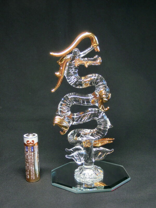 特上 天上 昇龍 (天然 本水晶 持ち) 高さ約15cm< 風水グッズ 開運グッズ 幸運の置物 > ハンドメイドガラス 五本指 皇帝龍 辰年の干支グッズ 八角鏡台座一体型 龍 置物 クリスタル 龍の置物 風水置物 八角鏡 平面鏡【 水晶 鑑別書付】 [2]