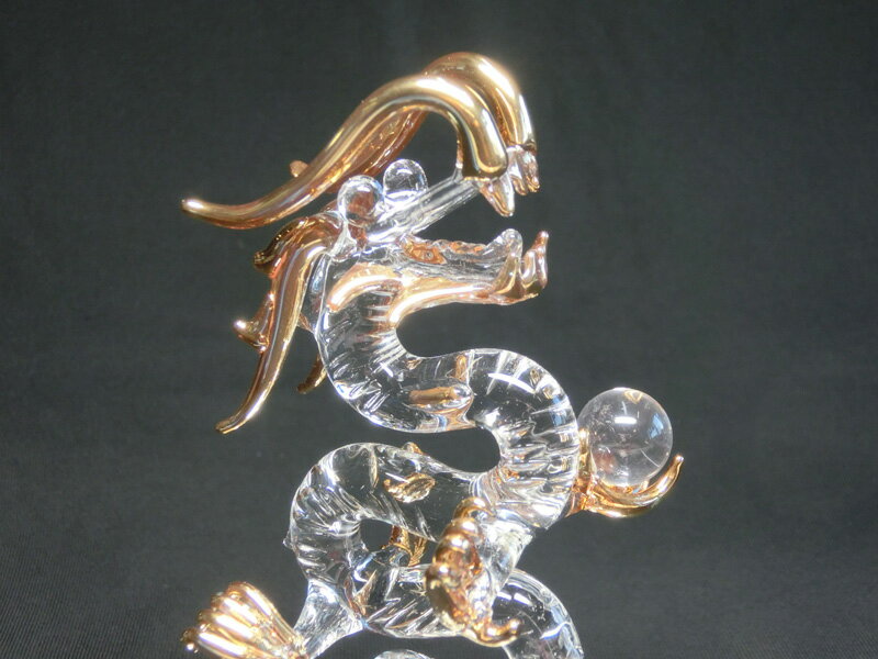 特上 天上 昇龍 (天然 本水晶 持ち) 高さ約15cm< 風水グッズ 開運グッズ 幸運の置物 > ハンドメイドガラス 五本指 皇帝龍 辰年の干支グッズ 八角鏡台座一体型 龍 置物 クリスタル 龍の置物 風水置物 八角鏡 平面鏡【 水晶 鑑別書付】 [3]