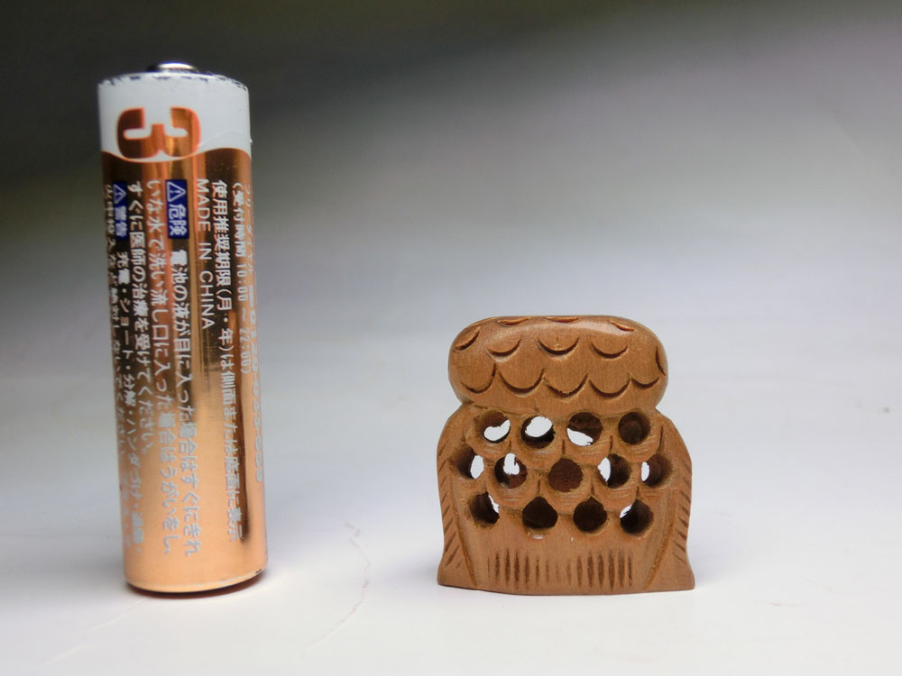 白檀 透かし彫り ミニ 親子 フクロウ (高さ約2.8cm)【風水置物・開運置物・幸運の置物】風水グッズ・開運グッズ（ ふくろう 梟 ） トリの置物 酉年の置物 酉の置物 干支 鳥 置物 天然木 木彫り ハンドメイド