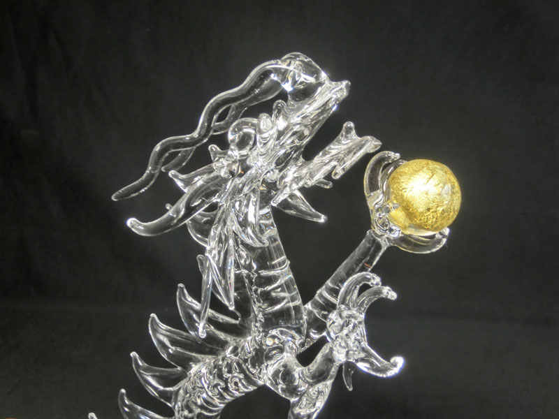 クリスタル 特大 昇龍 (金箔入り 珠持ち) 高さ約22cm【クリスタル 切子お猪口水盃 & アクリルダイア(10個)& 八角鏡台座2枚付】＜ 風水グッズ 開運グッズ 幸運の置物 ＞ ハンドメイドガラス 五本指 皇帝龍 辰年の干支グッズ 龍 置物 クリスタル 龍の置物 the-eikoh-10002052 エイコウストア 開運金運縁起万屋 サンプル画像3