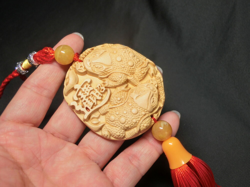 天然 黄楊 (ツゲ) 彫り 金蟾 お守り (キンセン・ゼニガエル) お守り ＜ 風水 開運 幸運 御守り＞ 天然木 柘植 ( つげ ）製彫刻 金運アップ！金運上昇☆金運アイテム☆金運グッズ☆ 三脚蟾蜍 (せんじょ) 銭蛙