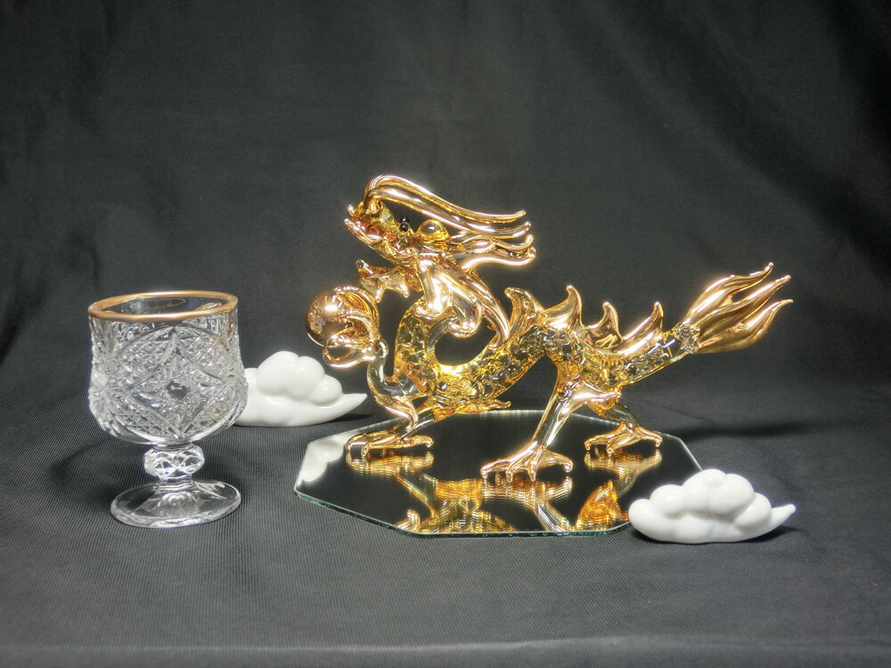 【当店オリジナル 限定品 】クリスタル 天帝 金龍 ( クリスタル 切子 水盃 ＆幸雲セット＆ 八角鏡 台座 付 )＜ 風水グッズ 開運グッズ 幸運の置物 ＞ ハンドメイド 龍の置物 辰グッズ 5本指 最上位 皇帝龍 皇帝 神龍 ☆宝玉を持ち幸運をあなたの元へのサムネイル