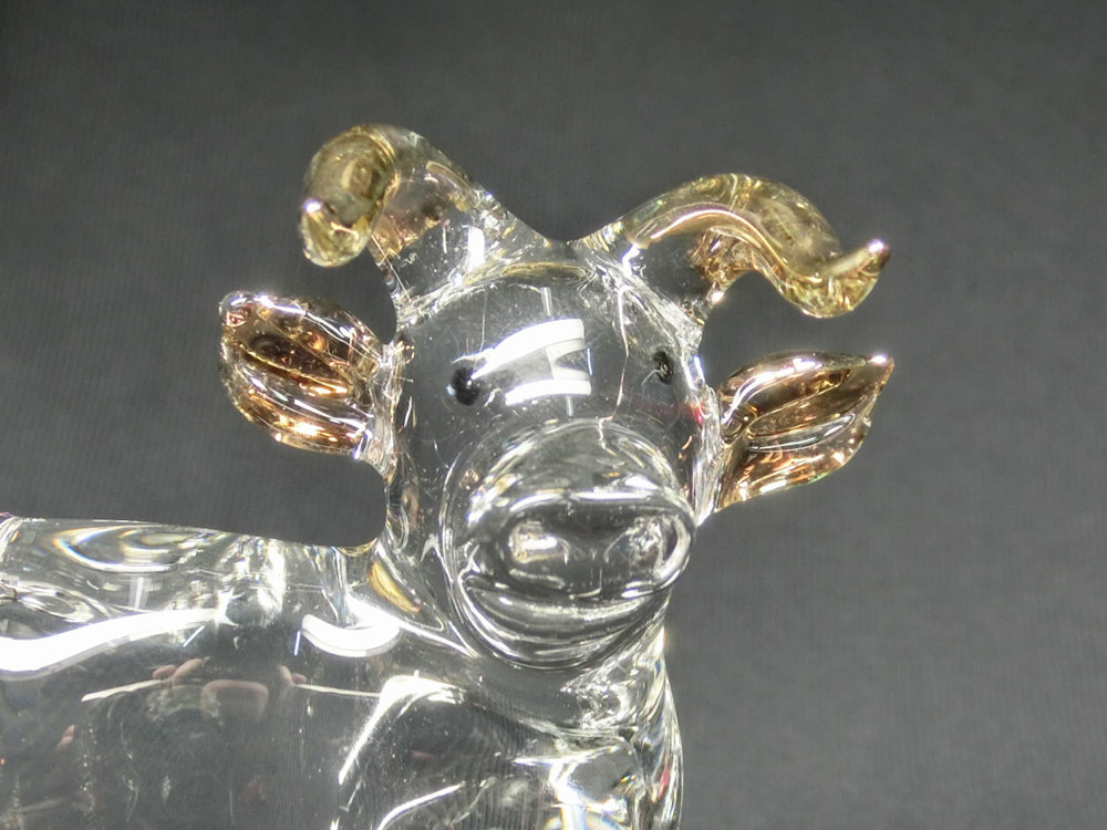 クリスタル製 開運 丑の置物 (大) 金屏風 金俵 赤い敷物 付 ＜風水グッズ・開運グッズ・幸運の置物＞ ウシの置物 2021年の干支 丑年の置物 丑の置物 干支 丑 牛 置物 令和3年 正月 お年賀 正月飾り 御歳暮 令和三年 ガラス the-eikoh-10002228 エイコウストア 開運金運縁起万屋 サンプル画像3