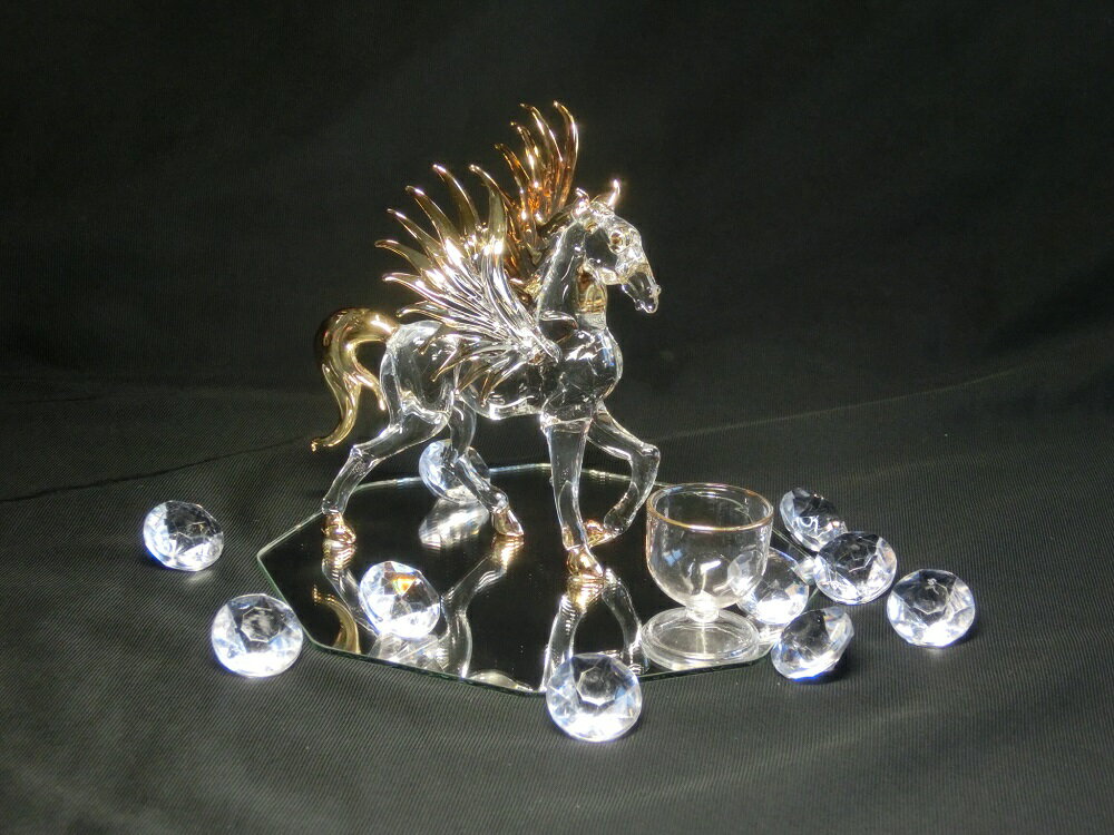 空駆ける天馬！ クリスタル幻獣 ペガサス 水盃＆アクリルダイア(10個)＆八角鏡台座付(本体高さ約11.0cm)＜風水グッズ・開運グッズ・幸運の置物＞ ハンドメイド 幸運を願う 天馬の置物 ペガサス 神獣 幻獣 ガラス製 クリスタル製 ペガスース ペガソス ペガスス Pegasusのサムネイル