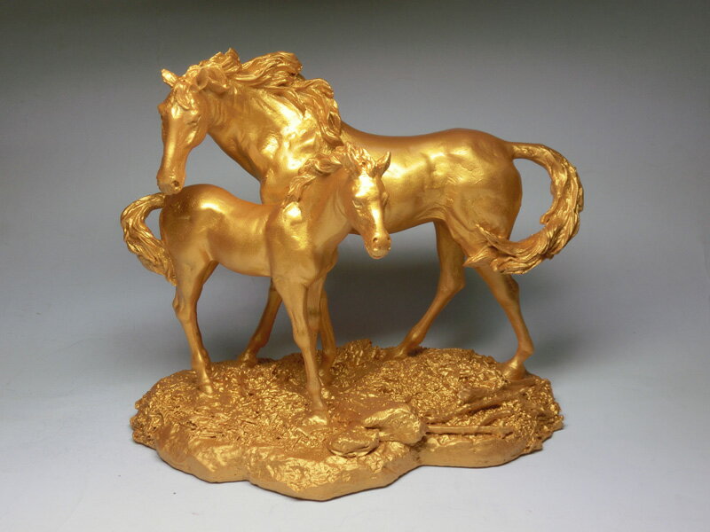 金色親子馬の置物です。 寄り添う親子馬を表現したこの置物は、家族がいつまでも仲良く過ごせるよう家庭内の運気上昇を願う開運グッズとしてや、学業成就や受験合格祈願の縁起物として、勉強に励むお子さんを抱えるご家庭に良いでしょう。 ＜サイズ＞ 横幅...