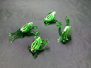 ガラス製 コミカル 雨乞い カエル 一家 (高さ約3.5cm)< カエルの置物 > ☆金運アップ!金運上昇☆金運アイテム☆金運グッズ☆ 銭蛙 ガラス