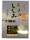 道湖産100％。出来上がったお味噌汁にそのまま入れるだけで本格しじみ汁に。砂抜き済、長期常温保存可能なレトルトパックです。 名称 レトルトしじみ 原材料名 大和しじみ（島根県宍道湖産） 殺菌方法 気密性容器に密封し、加圧加熱殺菌 内容量 120g×3袋 賞味期限 製造日から365日 保存方法 直射日光、高温多湿を避け常温で保存してください。 製造者 中浦食品株式会社（境港工場) 鳥取県境港市竹内団地208-2　 　