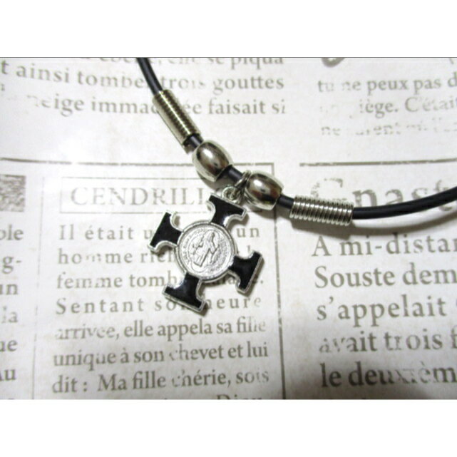 <送料無料> 最安値に挑戦 ネックレス メンズ チョーカー ペンダント 合成皮革 汗に強い クロス