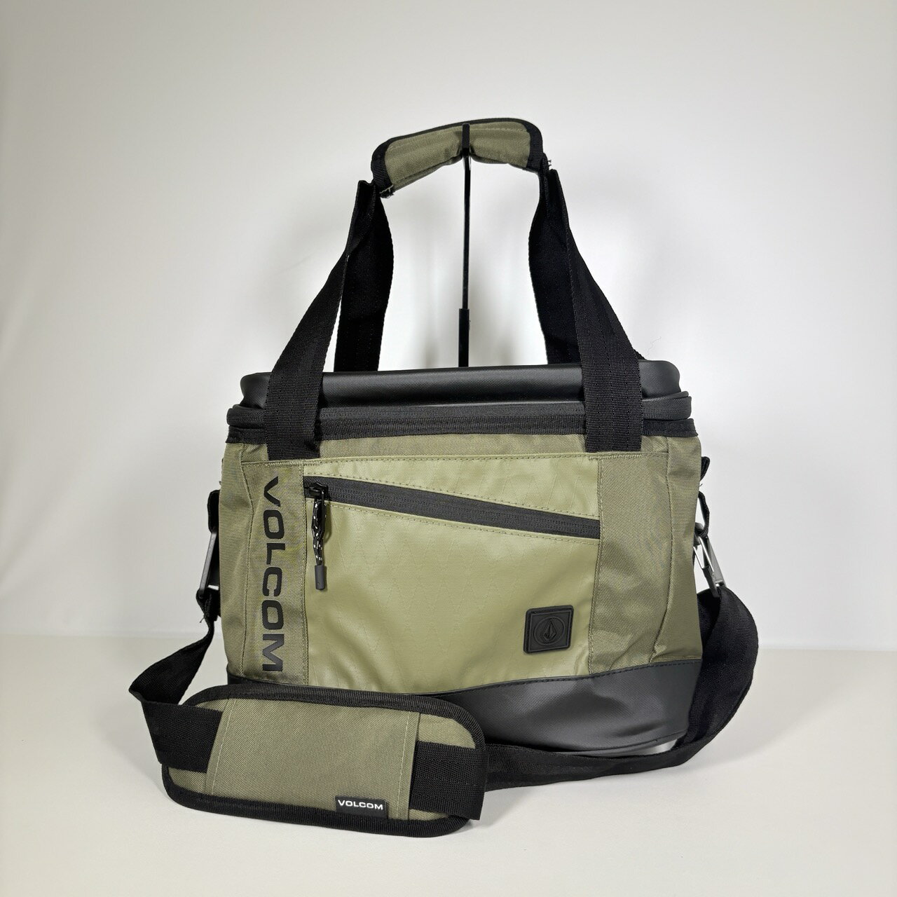＼お買い物マラソンpt5倍／〈アウトレット〉 VOLCOM ボルコム VENTURE 12-CAN COOLER クーラーバッグ 保冷バッグ VMXX00VMEG KHA1/カーキ