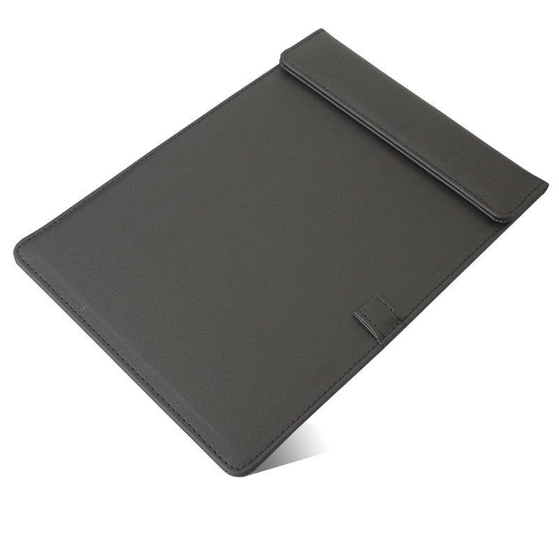 上品なレザーの風合いと実用性を兼ね備えたA5サイズのクリップボードです。ビジネスシーンや接客現場でのスマートな筆記・書類管理をサポートします。【商品特徴】落ち着きのある革製仕様で、会議や商談でも好印象を与えるシンプルなデザインA5サイズの用紙やメモパッドをしっかりホールドする書類挟み機構ペンをサッと収納・携帯できる便利なペンホルダー付き厚さ約4mmの薄型・軽量設計で、カバンに入れての持ち運びや卓上での扱いやすさが抜群【適用シーン】オフィス内での会議、ミーティング、商談時のメモ取りホテル・店舗・サロン等のフロント受付、問診票・伝票の記入バインダー現場巡回や移動時の立ち作業・手持ち筆記【規格情報】対応用紙サイズ：A5本体サイズ：縦 約25.5cm × 横 約18cm本体厚さ：約4mm背幅：約180mm材質：革製カラー：ブラック【使用・注意事項】水濡れや直射日光の当たる場所での長期間の放置は避け、乾いた柔らかい布でお手入れしてください。無理に厚みのある書類を挟みすぎるとクリップ部の変形や破損の原因となりますのでご注意ください。上品なレザーの風合いと実用性を兼ね備えたA5サイズのクリップボードです。ビジネスシーンや接客現場でのスマートな筆記・書類管理をサポートします。【商品特徴】落ち着きのある革製仕様で、会議や商談でも好印象を与えるシンプルなデザインA5サイズの用紙やメモパッドをしっかりホールドする書類挟み機構ペンをサッと収納・携帯できる便利なペンホルダー付き厚さ約4mmの薄型・軽量設計で、カバンに入れての持ち運びや卓上での扱いやすさが抜群【適用シーン】オフィス内での会議、ミーティング、商談時のメモ取りホテル・店舗・サロン等のフロント受付、問診票・伝票の記入バインダー現場巡回や移動時の立ち作業・手持ち筆記【規格情報】対応用紙サイズ：A5本体サイズ：縦 約25.5cm × 横 約18cm本体厚さ：約4mm背幅：約180mm材質：革製カラー：ブラック【使用・注意事項】水濡れや直射日光の当たる場所での長期間の放置は避け、乾いた柔らかい布でお手入れしてください。無理に厚みのある書類を挟みすぎるとクリップ部の変形や破損の原因となりますのでご注意ください。