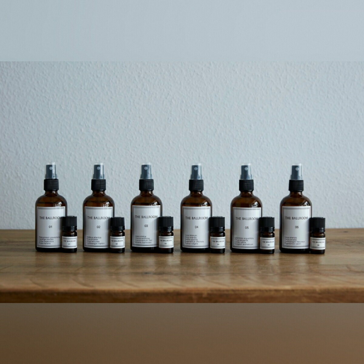 SCENT SELECTION - 暮らしを彩る、6つの香り - 01 mood（ムード） 甘くて華やかなお花の香り。優雅な気分に浸りたい時に。 配合：イランイラン、ゼラニウムエジプト、ローズウッド、ブラックスプルース 02 wood（ウッド） 森林浴をしているようなウッディーな香り。穏やかな空間作りに。 配合：パイン、シダーウッドアトラス、パルマローザ、マンダリン 03 vert（ヴェール） 柑橘にグリーンの香りをブレンド。リフレッシュしたい時に。 配合：プチグレン、ベチバー、ライム、リトセア 04 drive（ドライブ） シャキッと目が覚めるような香り。お仕事や勉強中のリフレッシュに。 配合：ペッパーミント、ブラッドオレンジ、タイム、レモン、ローズマリー 05 serenity（セレニティ） 穏やかで凛とした香り。静かな夜や、自分をいたわりたい時に。 配合：ラベンダー、ベルガモット、ローレル、クローブバッド 06 welcome（ウェルカム） 明るくすっきりとした柑橘の香り。お客様を迎える玄関の香りに。 配合：グレープフルーツ、スイートオレンジ、パチュリー、レモングラス ■ 自然の恵みを、贈り物に THE BALLROOMのプロダクトは、結婚祝い、引越祝い、母の日、内祝いなど 「心地よい時間」を贈るギフトとして大変喜ばれています。 記憶に残る、本物の香りのプレゼントを。 商品名THE BALLROOM ルームスプレー 内容量100ml 成分天然精油、植物性エタノール 製造元THE BALLROOM（日本） © THE BALLROOMThe Power of Botanicals 自然の恵みを、暮らしの一部に。 THE BALLROOMのボタニカルルームスプレー 中目黒のアロマセラピーサロンがプロデュースした、 厳選した天然精油のみで仕立てた贅沢なルームスプレー。 シュッとひと吹きするだけで、お部屋の空気はパッと切り替わり、 植物本来の生命力溢れる香りが、空間を心地よく整えます。 合成香料を一切使用しない、本物志向のケアアイテム。 あなたの日常に、自然の優しさと豊かなひとときを届けます。 💧 100%天然精油使用 🌿 合成香料・着色料不使用 ☀️ 選べる6つの香り SCROLL FOR DETAILS