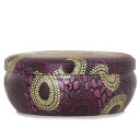 【月間優良ショップ受賞】 Voluspa 3 Wick Decorative Tin Candle - Santiago Huckleberry ボルスパ 3 Wick Decorative Tin Candle - Santiago Huc 送料無料 海外通販