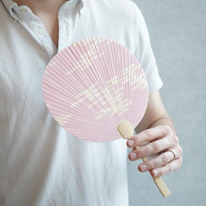 Rakuten - 【ポイント20倍】唐紙 うちわ 小サイズ 雲柄 ピンク 和風 | 団扇 伝統工芸品 父の日 プレゼント