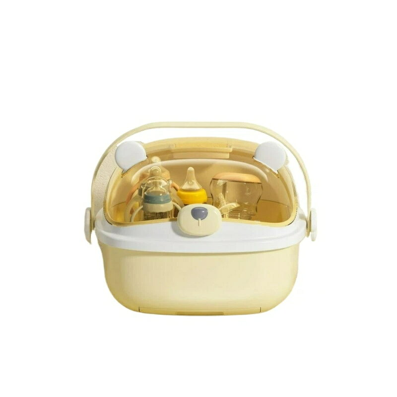 素材：PP 樹脂カラー：ピンク、ブルー、イエロー赤ちゃんの哺乳瓶やベビー食器、離乳食器具をまとめて乾燥保管できる防塵タイプの収納ボックスです。透明な防塵カバーがほこりやゴミをブロックし、大切なベビー用品を清潔に保ちます。内部に水切りスタンドを搭載。洗浄後の哺乳瓶や乳首、食器を立てて自然乾燥できます。下部は引き出し式の水受けトレイになっており、溜まった水を簡単に捨てられてお手入れが楽ちんです。上部に持ち手が付いているので、リビングからキッチン、ベビールームへ簡単に移動可能。コンパクトながら収納力があり、哺乳瓶数本と小物類をまとめて収納できます。カバーに通気孔があり、湿気がこもりにくい設計です。出産祝いのプレゼントとしても大変おすすめです。