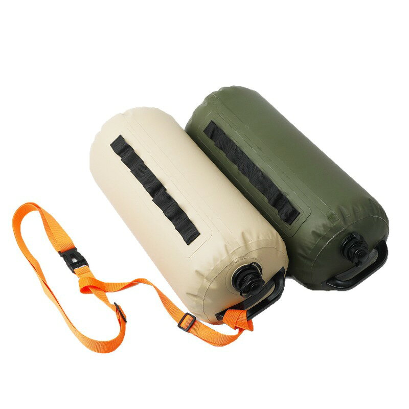 素材:高耐久pvc防水生地最大注水量:10kgカラー：カーキ、グリーン【注水式で 10kg の安定した重りに】水を入れるだけで最大 10kg のウエイトになります。テント、タープ、サンシェードの固定に使用し、風で飛ばされるリスクを抑えます。砂重りと違い砂の準備が不要で、キャンプ場で水さえあればすぐ使えます。【使用後は水を抜いてコンパクト収納】中の水を抜けば薄く折り畳め、かさばらずバッグに収納可能。砂や石の重りと比べて持ち運びの負担が大幅に減ります。【丈夫な PVC 防水生地水漏れ防止キャップ】丈夫な PVC 防水素材を採用。密閉ネジキャップにより注水後の水漏れを防ぎます。複数のハンドル箇所があり、ロープをかけたり持ち運びが容易です。【多用途に活躍】テントタープサンシェードの重り野営時の簡易貯水バッグ水泳海遊びのフロート浮き袋付属の調整式ショルダーストラップで肩掛けして移動も可能。