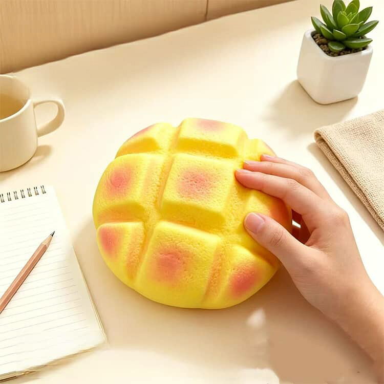 スクイーズ ストレス解消 おもちゃ パイナップルパン ふわふわ もちもちスクイーズ 握って楽しめる 低反発 パン型スクイーズ 柔らかい ゆっくり戻る 香り付き 食品サンプル風 握ってリラックス 送料無料 コレクション かわいい thegeta-10001106 DAILY STOCK楽天市場店 サンプル画像3