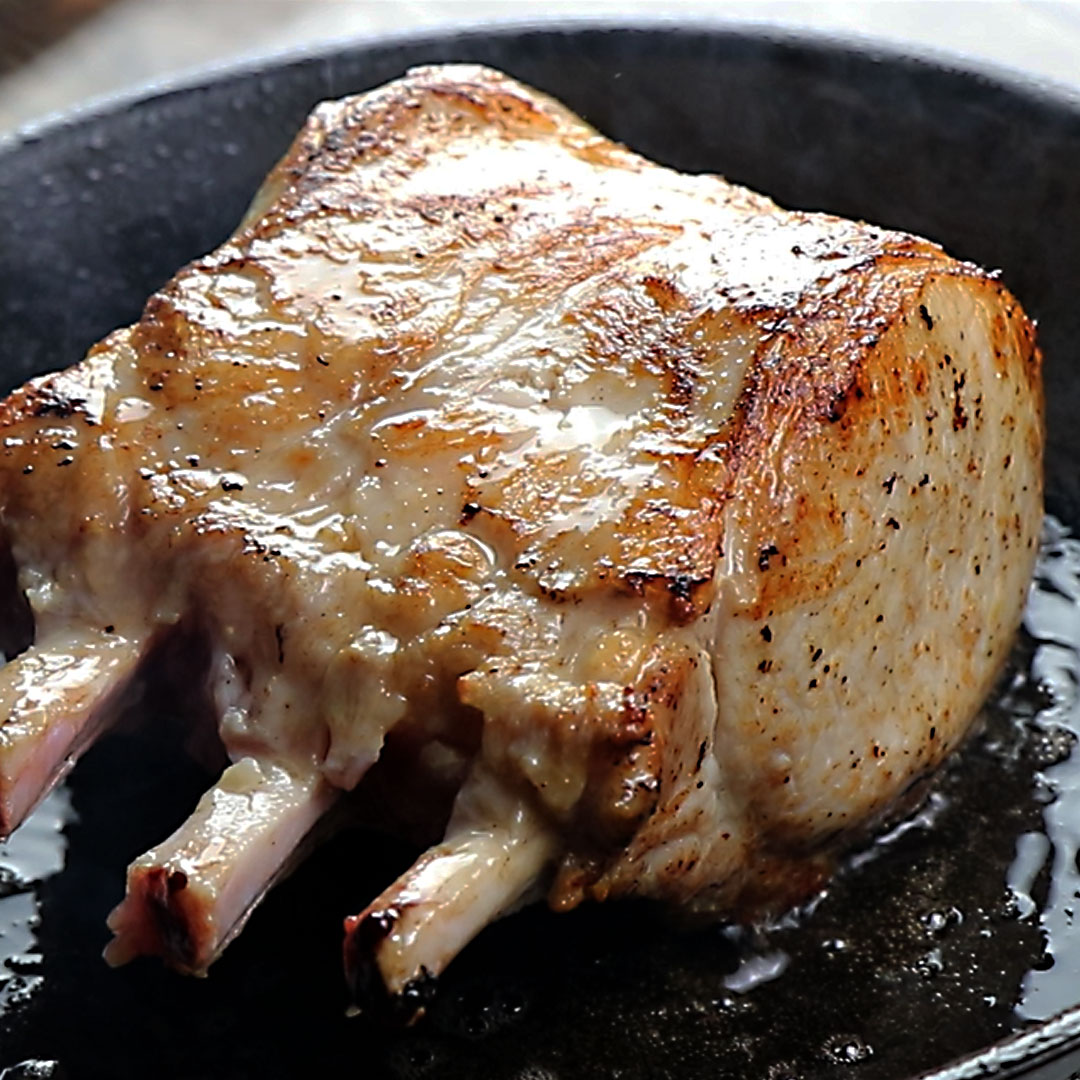 骨付き豚ロースブロック ポークフレンチラック 850g 　豚ステーキ BBQ バーベキュー 焼肉 焼き肉 -P051