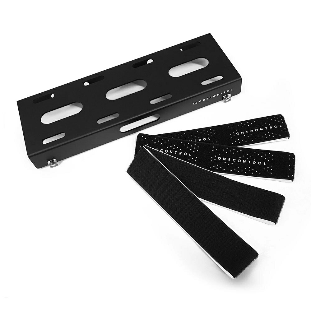 One Control Solid Board PBS4014 エフェクターボード 持ち運びも楽な軽量コンパクトエフェクトボード！ ・40×14cmサイズのエフェクターボード・パッチケーブルや電源ケーブルを通す穴をあけ、扱いやすいサイズに・3mm厚のアルミ合金を使用し、軽量かつ高耐久性を実現Solid Board PBS4014One Control Solid Board PBS4014は、金属製の強靭なペダルボードです。3mm厚のアルミニウム合金を使用し、高い耐久性と軽量さを実現しました。3～6台程度のコンパクトエフェクターを設置することができます。パッチケーブルや電源ケーブルを通す穴を空けているため、ボードのスペースを無駄にすることなくエフェクターを置くことができます。ボード裏には39mmの高さがあり、Distro MkIIなどのパワーサプライを取り付けて使うこともできます。また、底面には専用のゴム足が取り付けられており、ステージでもしっかりとボードを支えます。ゴム足はネジ留めのため、必要に応じて取り外したり取り付けることができます。One Controlのハイクオリティな面ファスナー、HOOK & LOOP HOOK（オス）とLOOP 白ロゴ（メス）各1mが付属します。サイズ：400mm×140mm×42mm (ゴム足含まず）400mm×140mm×46mm (ゴム足含む）重量：約580g 5