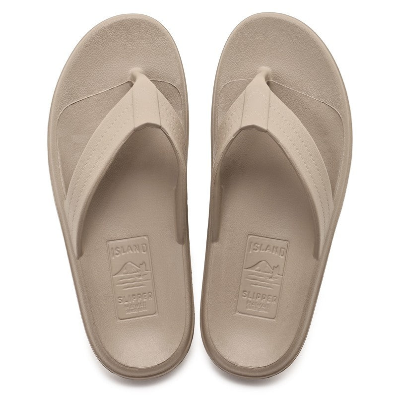 ISLAND SLIPPER（アイランドスリッパー） ISLAND SLIPPERの象徴モデル「202」に、EVA素材を採用した新作が登場。 こちらは白亜を思わせるような白。暑い夏の季節の足元にぴったりです。 スペイン有数のEVA工場との共同開発で、水陸両用のハイエンドサンダルが誕生しました。水辺でも履きたいという多くの声に応え、5年以上の歳月をかけて完成。 軽量で速乾性に優れ、モデル202の美しい意匠はそのままに、街からビーチまで快適に使えます。 落ち着いた定番カラーで、レザーとEVAをシーンに応じて選べるのも魅力。 変わらないのは、ISLAND SLIPPERらしい上質な履き心地とデザインです。 SIZE 5 ( 23cm )　アウトソール全長24.5cm 幅10.2cm SIZE 6 ( 24cm )　アウトソール全長25.5cm 幅10.5cm SIZE 7 ( 25cm )　アウトソール全長26.5cm 幅10.5cm SIZE 8 ( 26cm )　アウトソール全長27.2cm 幅10.9cm SIZE 9 ( 27cm )　アウトソール全長28.0cm 幅11.0cm SIZE 10 ( 28cm )　アウトソール全長29.0cm 幅11.5cm できるだけ現物に近いお色で撮影することを心がけておりますが、光の具合により若干お色の見え方に誤差が生じる場合がございます事を御理解下さい。