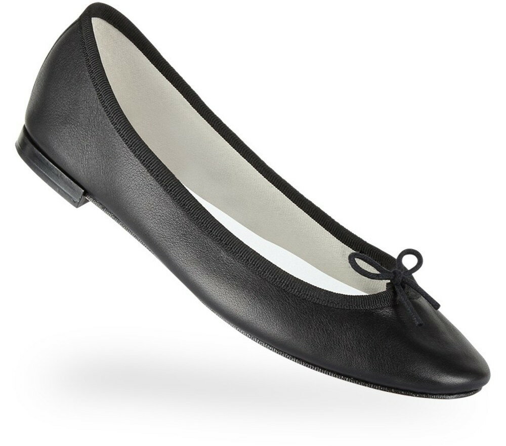 repetto レペットはローズ・レペット(Rose Repetto)が1947年、フランスのパリにて設立。パリオペラ座近くの小さなアトリエで、“cousu retourne”(縫った後にひっくり返す)という製法を用いてダンスシューズのデザインをはじめたところから「レペット(Repetto)」の歴史がスタート。 レペットの靴は、「足に手袋をはめているよう、スリッパのようなはき心地」と職人は語る。ブランドアイデンティティは「ダンス」。 女優ブリジットバルドーをはじめ、パリ国立オペラ、フランス国立リヨンオペラ座バレエ団などのバレエ団体からマドンナ、リンゼー・ローハン、サラ・ジェシカ・パーカーなどのセレブも顧客。 Cendrillonバレリーナシューズは、Repettoコレクションの中でも伝統とノウハウを継承した最もアイコニックなモデルで、グログラン仕様のローカットになっています。本商品はスティッチ＆リターン製法で作られた1足となります。シューレースで履き口を調節できるので、完璧な履き心地を体感できます。レザー製のヒールは高さ1cm。裏地はキャンバス地で、インソールはシープスキンを採用しました。ソールにはバットレザーを使用。 レディースシューズ サイズガイド SIZE 36 (22.7cm) SIZE 36.5 (23.0cm) SIZE 37 (23.3cm) SIZE 37.5 (23.7cm) SIZE 38 (24.0cm) SIZE 38.5 (24.3cm) SIZE 39 (24.7cm) 品番 : Ballerina Cendrillon (V086VE) COLOR : NOIR(Black) FABRIC : 牛革 フランス製 できるだけ現物に近いお色で撮影することを心がけておりますが、光の具合により若干お色の見え方に誤差が生じる場合がございます事を御理解下さい。