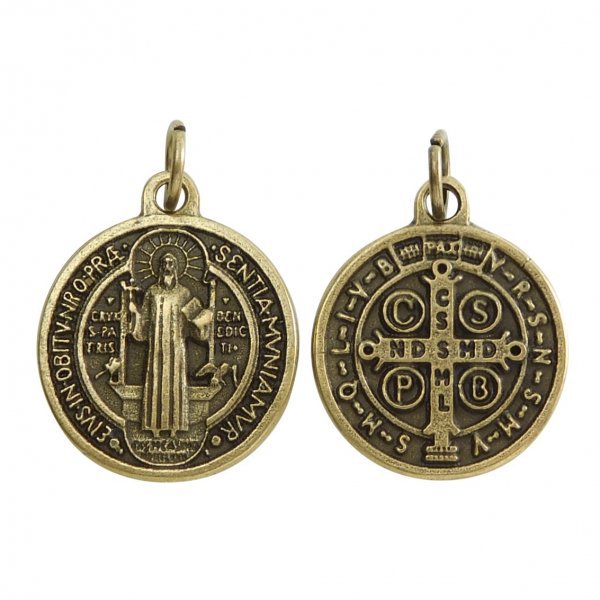 聖ベネディクトのブロンズカラーのメダイです。【聖ベネディクト】 （ベネディクトゥス）ベネディクトはイタリアのヌルシアに生まれたベネディクト会の創始者です。20歳の頃、スビアコの洞窟で隠修士として生活を始め、ベネディクトの知恵や思慮深さ、規則...