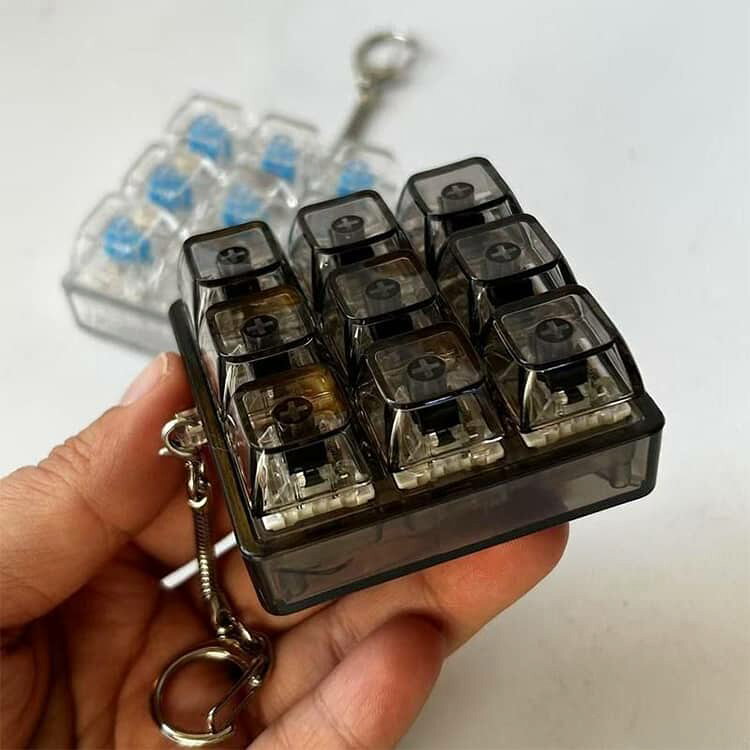 THE SKELETON WORKSのミニキーボード キーホルダー 9キー クリックトイ 9キー 指先遊び ASMR カラフル ストレス解消 メカニカル風 キーリング バッグチャーム コンパクト おもちゃ 癒しグッズ 大人 子供 プレゼント ギフト｜アングル2