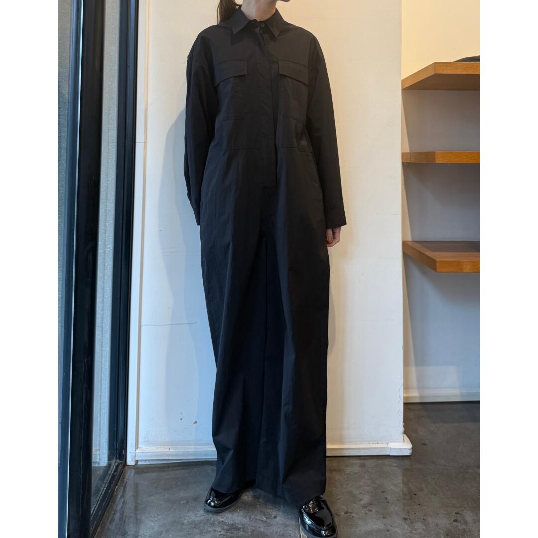 SACRA【サクラ】 RIPPLED FINISH NYLON JUMPSUIT 990BLACK (126106051) 26SS 26春夏 ジャンプスーツ