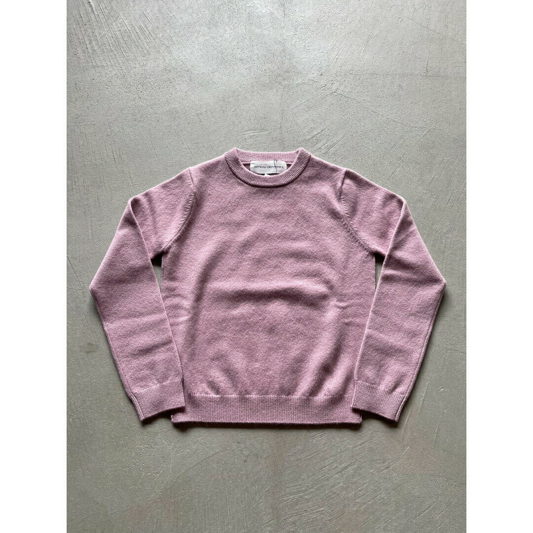 当店はextreme cashmere xの正規取扱店です 【ブランド概要】 エクストリームカシミアは、従来のファッションサイクルには従わず全ての季節、あらゆるシーンに相応しい長い間着ていただけるワードローブを展開しています。私たちの洋服は、ジェンダーレスで、ワンサイズです。つまり、全ての人、全ての体型のためにデザインされています。 サイズを見るのではなく、着る方の体型とスタイルにあった完璧なシルエットを見つけることを大切にしているからです。 私たちの関心の中心にあるのは、サプライズのあるカラーパレットや、細部へのこだわりを大切にした、クラシックなスタイルの長く愛される衣服を生み出し、制作することです。 エクストリームカシミアは、若い才能と長年の知識と経験を持つメンバーからなる、献身的で才能のあるチームで構成されています。 私たちは、そのエネルギーを結集し、皆様のお気に入りとなるカシミアアイテムを作り上げています。それらは、何年にも渡って愛用していただけるアイテムです。 品質に重きを置くファッションブランドとして、妥協することなく、伝統を大切にしながらも、カシミアの着こなしを、常に新しく提案し続けています。 【商品説明】 このスリムフィットでクロップド丈のクルーネックセーター「THE KID」 子ども用セーターの寸法をベースにデザインされた、展開アイテムの中でもっともコンパクトなスタイル。 小柄な方には程よくフィットし、シュリンク感のあるシルエットとしても楽しめます。 袖は長めで、襟元・袖口・裾はリブ編み仕上げ。ミニマルながら存在感のある一着です。 【素材】 89% cashmere, 10% nylon, 1% spandex 【サイズ】 ONE SIZE　着丈 47｜肩幅 29｜身幅 37｜裾幅 31 (cm)　 表記はあくまで目安サイズ表記となりますので、予めご了承くださいませ。 撮影環境や、お使いのモニターによって、実際の商品と色味が異なる場合がございます。 平置きにて採寸を行っておりますが、若干の誤差が生じる場合がございます。 ※店舗と在庫を共有しているため、ご購入後にキャンセルさせていただく場合がございます。 予めご了承いただけますようお願い申し上げます。