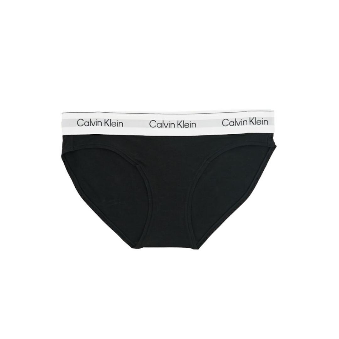 当店はCalvin Kleinの正規取扱店です 【商品詳細】 ウエストバンドにCalvin Kleinのリピートロゴをあしらったビキニショーツ。穿きこみ丈がやや浅めで、ローライズボトムスとのコーディネートにも役立ちます。バック面積を広くすることで、ヒップをきれいにカバー。また、伸縮性に優れた柔らかな生地を使用しており、肌に心地よくフィットします。 【サイズ】 (XS)ウエスト60~63cm ヒップ85~88cm (S)ウエスト64~67cm ヒップ90~93cm (M)ウエスト68~71cm ヒップ95~98cm 【素材】 本体：綿53％　レーヨン35％　ポリウレタン 12％　　ウエストバンド： ナイロン 57％　ポリエステル34％　ポリウレタン 9％ 実際のサイズと若干誤差がある場合がございます。 撮影時の状況により実際の商品の色より多少濃淡に写っている場合もございます。 ご了承くださいますよう、お願い申しあげます。