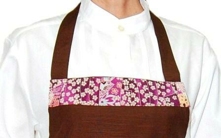 Rakuten - 和風胸あてエプロン　和柄使い前掛け サロンエプロンこげ茶X紫【日本製】エプロン おしゃれ カフェエプロン かわいい レディース ロング丈 首掛け式 料理 クッキング 飲食店 旅館 居酒屋