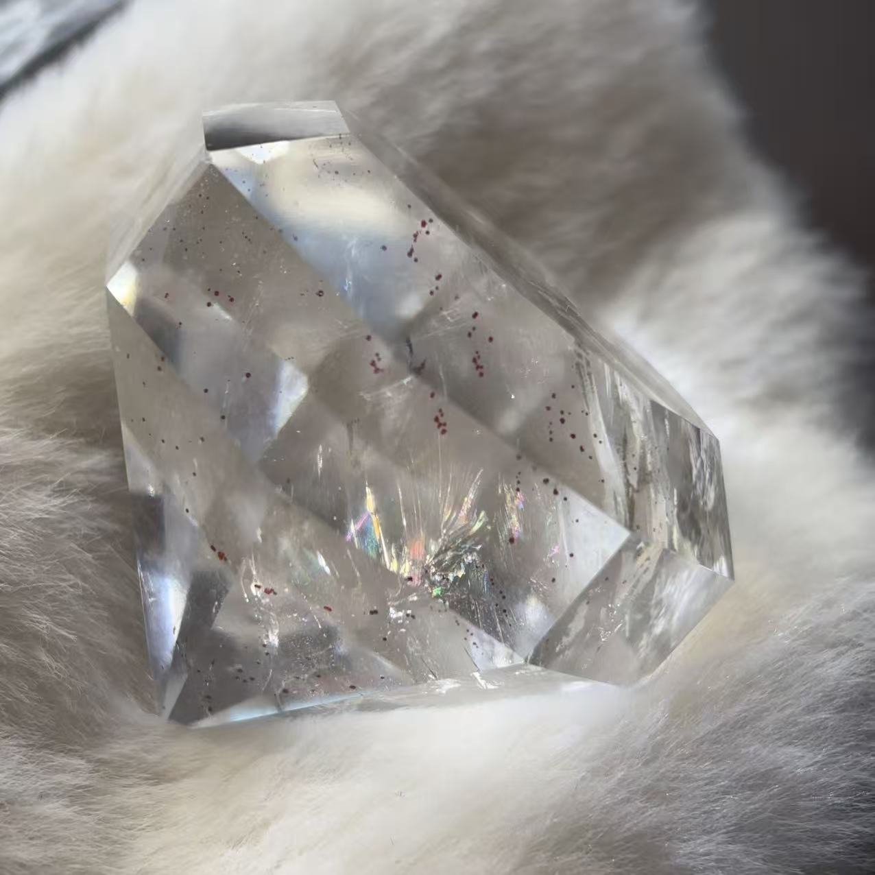 樂天商城 - 天然石 「一点もの」ストロベリークォーツ ダイヤモンド 高透明 虹 レインボー 本水晶 クリアクォーツ クリスタル アイリスクォーツ 置物 No407