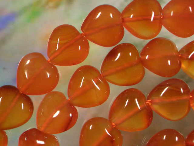 (carnelian/cornelian 紅玉髄 べにぎょくずい）〔天然石ビーズ パワーストーン〕〔ハート〕〔赤系〕 可愛いらしくシェイプされたハート型。 一粒毎に個性的な模様を楽しめます。 色の濃淡、わずかなストライプ入りなど個性的な石が含まれるかもしれませんよ♪ 透明感のあるオレンジカラーですね(*^^)v ご注意：ハート型の糸通し穴は、とがった所に加工をする為に 穴位置が微妙にズレてしまう場合があります。 若干の位置ずれはご了承くださいm(__)m 内径寸法約18cm相当のブレスレットを作るパーツ一式、 及び簡単なレシピが含まれます。 「キット内容」の詳細は下記をご覧ください。 ご自分でブレスレット作りにチャレンジしてみませんか？ テグスを通して結ぶだけ。とっても簡単ですよ♪ 他の天然石やシルバーパーツなどをトッピングすれば、 あなただけのオリジナルブレスレットが出来ますね♪ こちらはブレスレット【 キット販売 】です。 （長さオーダーのブレスレット長さオーダーのブレスレット「完成品」もあります。検索してみてくださいネ♪）