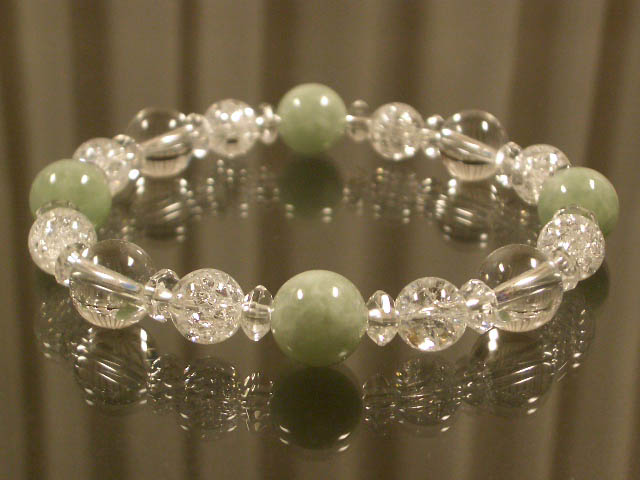 翡翠の10mm玉と水晶で仕上げた天...