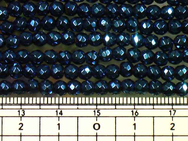 (hematite 赤鉄鉱 せきてっこう cobalt blue)〔天然石ビーズ パワーストーン〕 〔丸玉4ミリ〕 〔青系〕 丸玉カット4mmの磁気入りヘマタイトにメッキ処理を施した商品です。 コバルトブルー（青色） 強く明るめのブルーカラー。 個々の石や見る角度によってゴールドに輝く部分も見られます。 ヘマタイトのストーンパワーと磁気の効能はそのままに、 輝きのあるブルーカラーが作品に明るさと華やかさを加えてくれそうですね。 【 ヘマタイトの意味 効果 ストーンパワー 言い伝えなど 】 ｢ヘマ｣はギリシャ語で血を意味しています。血液を活性化し、運動能力を向上させ、持久力を高め、疲労回復を促進すると言われています。 結晶を磨り潰すと赤くなる事から、古来より外傷の治療や、戦場での勝利へのお守りに使われて来ました。 また困難に立ち向かう精神力や最後まで成し遂げる持続力を授けてくれる石とも言われています。 磁気入りヘマタイトは、そのまま使えば磁気入りアクセサリーの完成です。