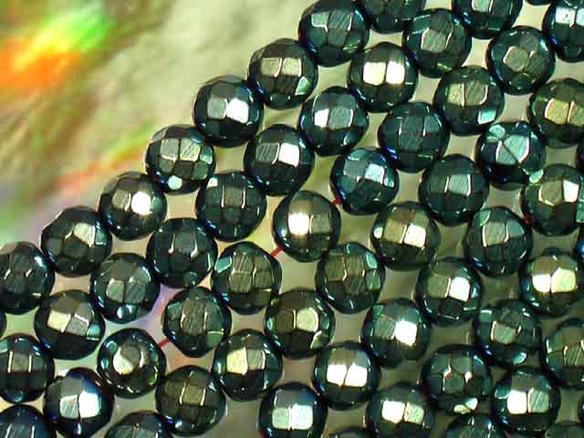 (hematite 赤鉄鉱 せきてっこう green)〔天然石ビーズ パワーストーン〕 〔丸玉6ミリ〕 〔緑系〕 丸玉カット6mmの磁気入りヘマタイトにメッキ処理を施した商品です。 グリーンゴールド（緑色） 明るいグリーンカラー。 光の加減...