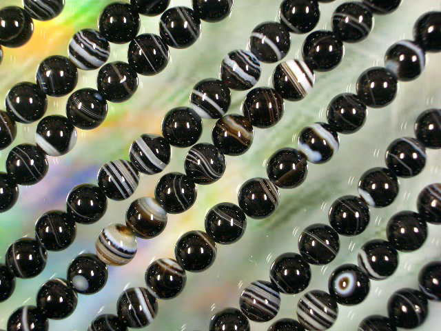 （stripe brack agate ストライプブラックアゲート onyx ストライプオニキス 黒瑪瑙 くろめのう）〔天然石ビーズ パワーストーン〕〔丸玉6ミリ〕〔黒系〕 ストライプ模様のオニキス。 一粒毎に個性豊かな表情が楽しめますよ♪ （ストライプの量は個々により大きく差が有ります。 ストライプの入っていないオニキスが含まれる場合もあります。ご了承下さいませm(__)m ） こちらはお買い得な「連売り」です。 （お求め安い粒売りもあります。検索してみてくださいネ♪）