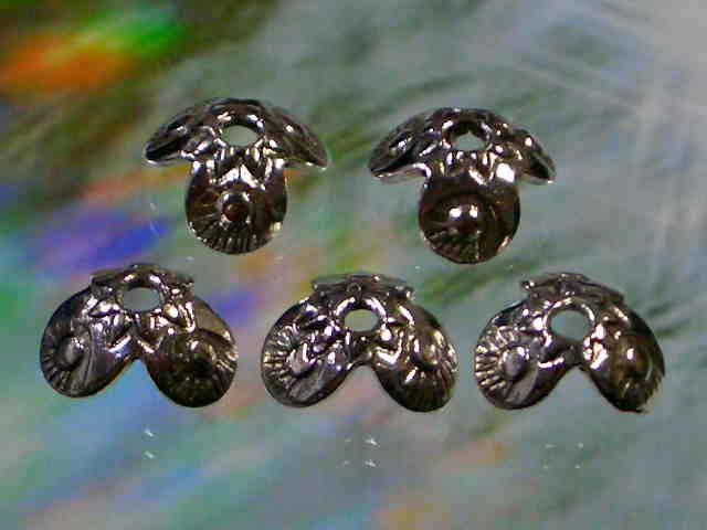 (karen silver カレン族 シルバーパーツ 銀 ぎん キャップビーズ cap beads） 直径10ミリ、厚さ4ミリ。 ソフトな3枚の大きなカットに、カレン独特の印でデザインされています。 天然石の丸玉ビーズにぴったり合いそうですね♪ こちらは【 少量販売 】です。 （お得な【 まとめ売り 】もあります。検索してみてくださいネ♪）
