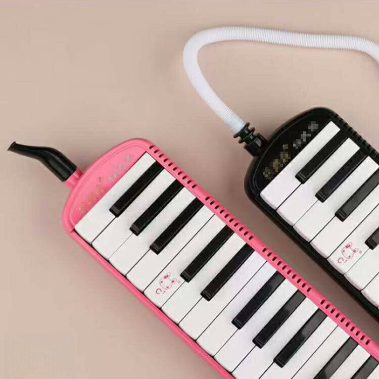 音楽の授業で使える 鍵盤ハーモニカ。 【人間工学的なデザイン】アウトドアや宅録での使用など、大人の方にも子供にも人気があり、最も使用される標準的な32鍵盤ハーモニカです 。入門の方はもちろん、家族や友人へのプレゼントにも最適です。 【リードが柔らかい】リードが柔らかめで、鍵盤ハーモニカの中では大きな音が出やすい。普通に息を吹き込むだけで大きめの音を出すことができます。息漏れを徹底的に防止しています。 【特殊防錆塗料をリードに使う】金属の劣化を防ぎため特殊防錆塗料をリードに使う、クリアな音色と安定したピッチを保ちます。 【卓奏・立奏どちらにも対応】手持ち時の演奏や卓奏の待機時などにとても便利です。子供が持って丁度いい大きさです。 サイズ 鍵盤ハーモニカ32鍵 サイズについての説明 サイズ：約41.5*10.5*4.5cm セット内容：32鍵盤ハーモニカ*1、吹き口*1、卓奏用ホース*1、収納袋、ストラップ*1、クロス*1。※サイズ計測には誤差が生じます。 素材 ABS 色 ブルー ピンク ブラック 備考 ● サイズ詳細等の測り方はスタッフ間で統一、徹底はしておりますが、実寸は商品によって若干の誤差(1cm〜3cm )がある場合がございますので、予めご了承ください。 ● 製造ロットにより、細部形状の違いや、同色でも色味に多少の誤差が生じます。 ● パッケージは改良のため予告なく仕様を変更する場合があります。 ▼ 商品の色は、撮影時の光や、お客様のモニターの色具合などにより、実際の商品と異なる場合がございます。あらかじめ、ご了承ください。 ▼ 生地の特性上、やや匂いが強く感じられるものもございます。数日のご使用や陰干しなどで気になる匂いはほとんど感じられなくなります。 ▼ 同じ商品でも生産時期により形やサイズ、カラーに多少の誤差が生じる場合もございます。 ▼ 他店舗でも在庫を共有して販売をしている為、受注後欠品となる場合もございます。予め、ご了承お願い申し上げます。 ▼ 出荷前に全て検品を行っておりますが、万が一商品に不具合があった場合は、お問い合わせフォームまたはメールよりご連絡頂けます様お願い申し上げます。速やかに対応致しますのでご安心ください。音楽の授業で使える 鍵盤ハーモニカ。 【人間工学的なデザイン】アウトドアや宅録での使用など、大人の方にも子供にも人気があり、最も使用される標準的な32鍵盤ハーモニカです 。入門の方はもちろん、家族や友人へのプレゼントにも最適です。 【リードが柔らかい】リードが柔らかめで、鍵盤ハーモニカの中では大きな音が出やすい。普通に息を吹き込むだけで大きめの音を出すことができます。息漏れを徹底的に防止しています。 【特殊防錆塗料をリードに使う】金属の劣化を防ぎため特殊防錆塗料をリードに使う、クリアな音色と安定したピッチを保ちます。 【卓奏・立奏どちらにも対応】手持ち時の演奏や卓奏の待機時などにとても便利です。子供が持って丁度いい大きさです。 サイズ 鍵盤ハーモニカ32鍵 サイズについての説明 サイズ：約41.5*10.5*4.5cm セット内容：32鍵盤ハーモニカ*1、吹き口*1、卓奏用ホース*1、収納袋、ストラップ*1、クロス*1。※サイズ計測には誤差が生じます。 素材 ABS 色 ブルー ピンク ブラック 備考 ● サイズ詳細等の測り方はスタッフ間で統一、徹底はしておりますが、実寸は商品によって若干の誤差(1cm〜3cm )がある場合がございますので、予めご了承ください。 ● 製造ロットにより、細部形状の違いや、同色でも色味に多少の誤差が生じます。 ● パッケージは改良のため予告なく仕様を変更する場合があります。 ▼ 商品の色は、撮影時の光や、お客様のモニターの色具合などにより、実際の商品と異なる場合がございます。あらかじめ、ご了承ください。 ▼ 生地の特性上、やや匂いが強く感じられるものもございます。数日のご使用や陰干しなどで気になる匂いはほとんど感じられなくなります。 ▼ 同じ商品でも生産時期により形やサイズ、カラーに多少の誤差が生じる場合もございます。 ▼ 他店舗でも在庫を共有して販売をしている為、受注後欠品となる場合もございます。予め、ご了承お願い申し上げます。 ▼ 出荷前に全て検品を行っておりますが、万が一商品に不具合があった場合は、お問い合わせフォームまたはメールよりご連絡頂けます様お願い申し上げます。速やかに対応致しますのでご安心ください。