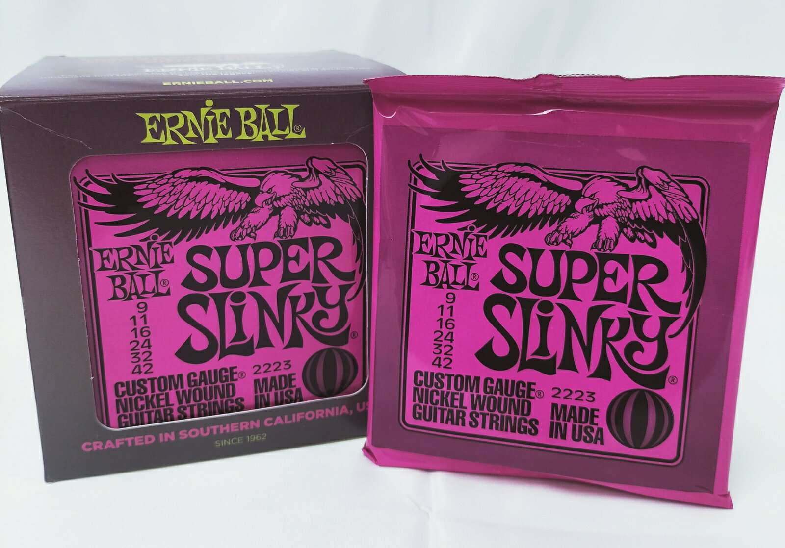 アーニーボール ERNIE BALL #2223 Super Slinky [エレキギター弦 （09-42） Super Slinky（スーパー・スリンキー）] 世界標準のギター弦と言っても過言ではない！！！ Ernie Ball Super Slinkyエレクトリック・ギター弦は、オリジナルのスリンキー・ゲージの1つで、Jimmy Page、Iron Maiden、Angus Youngをはじめ、世界中の多くのギタリストによって演奏されています。 これらのエレキギター弦は、一貫性、最適なパフォーマンス、長寿命を保証するために、最高水準で最も厳しい管理下で精密に製造されています。 スーパースリンキー巻弦は、六角形のスチール芯線にニッケルメッキしたスチール線を巻き付けて作られています。プレーン弦は、特別に調質されたスズメッキの高炭素鋼で作られており、ギターに明るくバランスの取れた音色をもたらします。 2
