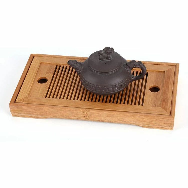 【商品コード】：y812887 【カラー】 ブラウン 材質：竹 製品サイズ：25×14×3.5cm 商品重量：0.35kg 原産国：中国 【セット内容】茶盤x1(茶壺・杯は付属しておりません) 形状：長方形 【この商品について】 【使いやすい】エッジとコーナーは滑らかに磨かれ、バリがなく、手作りで、割れにくいです。底部には、滑り止めで安定したデスクトップを保護できる保護パッドが装備されています。 【お手入れしやすい】品質のある竹で作られていますので、全体を水洗いでき長期間清潔に使い続けられます。環境にも優しく、丈夫で耐久性があり、長寿命です。ティーポットホルダーはシンプルで実用的で、トレイはボウル、ティーポット、カップなどと一緒に置くことができます。 【中国茶盤・貯水式】茶壺や茶杯にお湯を掛けて温める、 養壺の為に茶壺にお茶を掛ける、 お湯やお茶を流す作業がお茶を淹れる段階で 何回もあるので、 飛び散ったりこぼれたりしないように、 この茶盤の上で行います。 ※簡易包装となりますのでご理解の程よろしくお願いします。 ※手動測定による1・3cmの測定偏差を許容してください。 ※モニターや光の効果が異なるため、実際の色は写真の色と若干異なる場合があります。 ※仕様・デザインは改良のため予告なく変更することがあります。