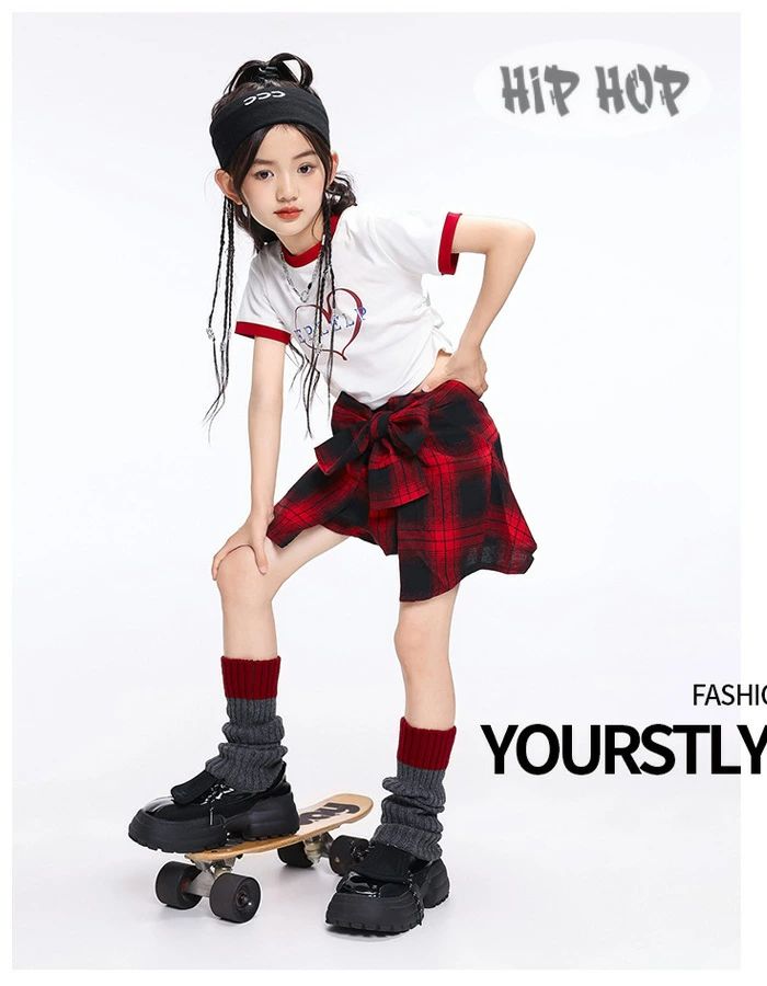 sunlightの【店長おすすめ】キッズダンス 女の子 ハート柄 白 ショート丈tシャツ 子供服 ヒップホップ チアガール キッズダンス衣装 セットアップ チェック柄 ミニスカート 可愛い 蝶結び 団体服 応援団 演出服 練習着 発表会 韓国 k-pop ショート トップス へそ出し｜アングル2