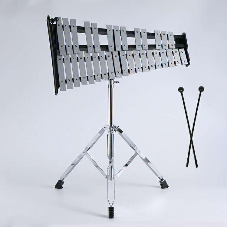 【商品コード】：y812936【カラー】シルバー【32音タイプ】コストパフォーマンスに優れた初心者にもおすすめのグロッケンです。グロッケンの中では柔らかめの音がします。幹音・半音に段差が有るノーマルデザインで、よりハイクオリティーサウンドを実現。【軽量コンパクト】付属専用ポータブルキャリングバッグは、楽器の持ち運びや保管を大変便利にしてくれます。折りたたみ式の設計で、演奏しない時には折り畳んで収納できるので場所をとらず、部屋の隅に置くだけでスペースを節約できます。【幅広い場面で活躍】イベントや発表会などで使用できる折畳み可能な鉄琴は、子供からシニアまで様々な場面で幅広く楽しめます。初心者にとっても習得しやすいタイプで、澄んだ透明な音色がきっと誰もが耳を傾けたくなる響きを是非様々なシーンでお楽しみ下さい。【高品質】グロッケンシュピールの音板材として最も相応しい特殊アルミニウムを採用。また、特殊な熱処理を施して、縁の部分が滑らかな作りで、キズが付きにくい設計が特徴になります。一音一音、正確できれいなピッチを合わせるために職人の手によって微調整が施されるほど丁寧に心を込めて作られた楽器です。※簡易包装となりますのでご理解の程よろしくお願いします。※手動測定による1・3cmの測定偏差を許容してください。※モニターや光の効果が異なるため、実際の色は写真の色と若干異なる場合があります。※仕様・デザインは改良のため予告なく変更することがあります。 不良品についての説明基づいて掲載しています