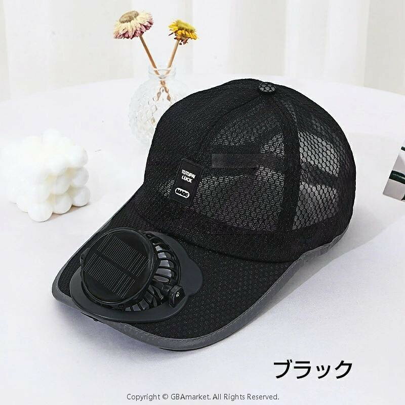 商品詳細 名称： 扇風機付き 帽子 キャップ ファン ハット 日よけ帽子 ファン付き帽子 扇風機 帽子 メッシュ ファン搭載 ソーラー充電式 ファン帽子 キャンプ 通勤 通学 作業 キャップ 帽子 サンバイザー ミニ扇風機 携帯扇風機 ミニファン カラー：ホワイト ベージュ ディープグレー ネイビーブルー ライトグレー 頭周り：54・59CM 耐久性：約8・16時間　 特徴：涼しく通気性が良い 季節: 春、夏、秋 多機能設計: ソーラー＋USBファンキャップは日よけ機能とともに、日焼け防止や長寿命のバッテリーを特徴としています。屋外での使用時には欠かせないアイテムであり、太陽エネルギーとUSB充電の双方からエネルギーを供給し、持続可能な涼しさを提供します。 快適な着用感: 持ち運びに便利なソフトな生地を使用しており、軽量でありながらも耐久性があります。長時間の使用でも快適な着用感を実現し、アウトドアやレジャーでの活動に最適です。 フリー回転機能: ファンキャップはフリー回転機能を備えており、360度自由に風向きを調整できます。これにより、どんな位置でも自然な風を感じることができ、涼しさを保ちながら快適に活動できます。 長寿命バッテリー: 高性能のバッテリーが内蔵されており、長時間使用しても安定した風速を提供します。ソーラーパネルからの充電も可能であり、エネルギーの効率的な管理が可能です。 ポータブル性: 軽量でポータブルな設計が特徴であり、持ち運びや収納が簡単です。旅行やアウトドアイベントでの使用に最適であり、場所を選ばずに涼しさを楽しめます。 これらの特長により、ソーラー＋USBファンキャップは消費者にとって人気の高いアウトドアギアとなっています。革新的な技術と快適性を兼ね備えたこの製品は、夏の暑さから身を守りながら、快適なアクティブライフをサポートします。 注意： ・パッケージは英文もしくは中文表記となります。 ・輸入品の為、輸送の際に生じるキズ・汚れ・箱潰れがある場合がございますが新品です。 ・サイズ・重量は、多少の誤差が生じる場合がございます。 ・あくまで画像はイメージですので、商品改良の為パッケージや一部仕様が少し変更になる場合もございます。 ・お使いのブラウザや設定により、画像と実際の商品との若干の色の違いが生じる場合がございます。