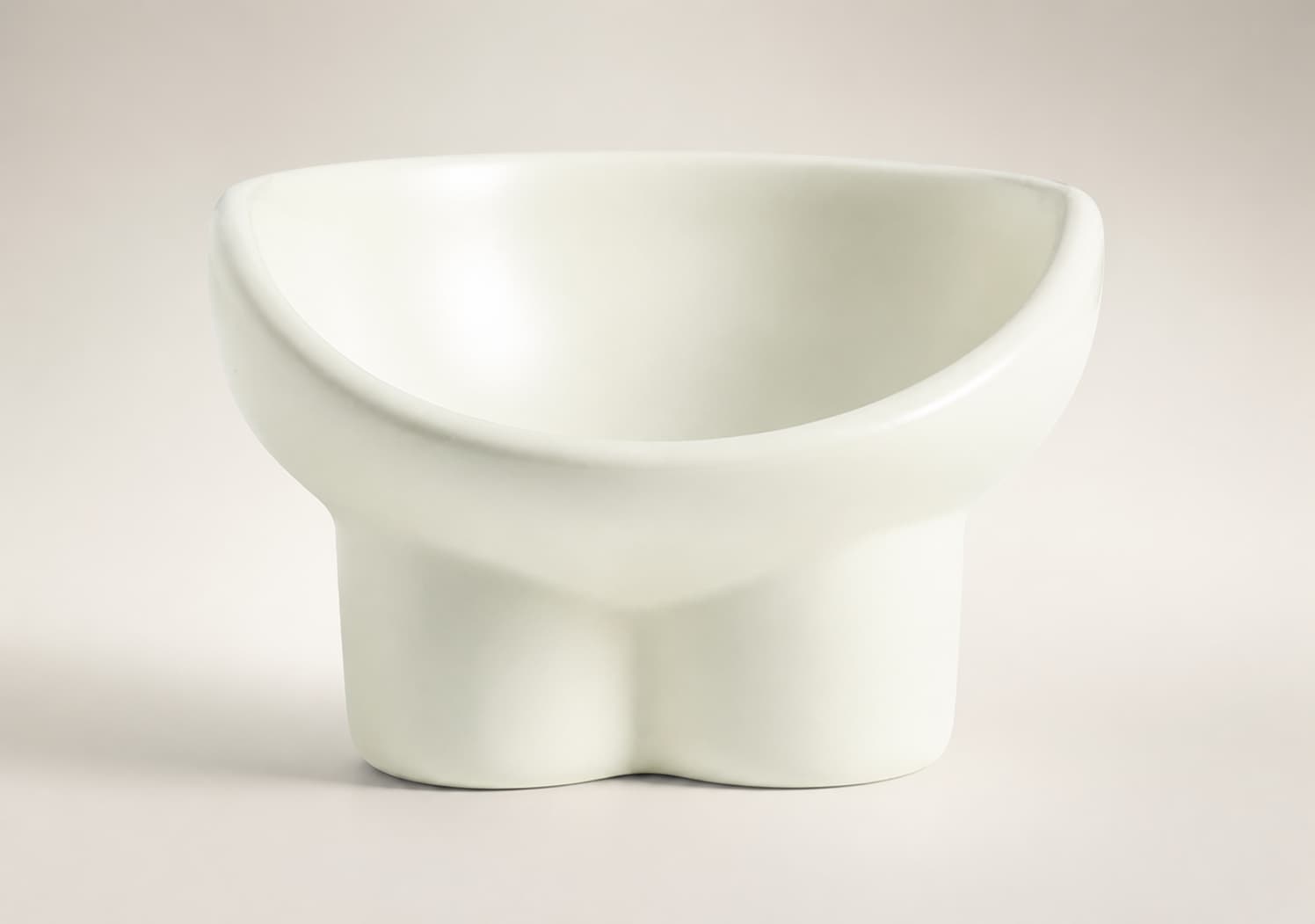 ・・高品質の陶器を使用。水で簡単に洗い流せるから、いつまでも清潔を保つことができ、衛生的です。角がなく、コロンとした可愛らしいデザインなので、万が一の場合に大切なペットちゃんを傷つけにくい設計になっております。・・安定感があり、ひっくり返りにくい設計。重量448gと適度な重さがあり、底面でしっかりと支えます。フードだけでなく、水を入れるのにも適しており、日々の使用に便利。・・サイズは高さ14.5cm×幅8.5cm、容量が240mlと、猫や小型犬向けのサイズです。 不良品についての説明基づいて掲載しています