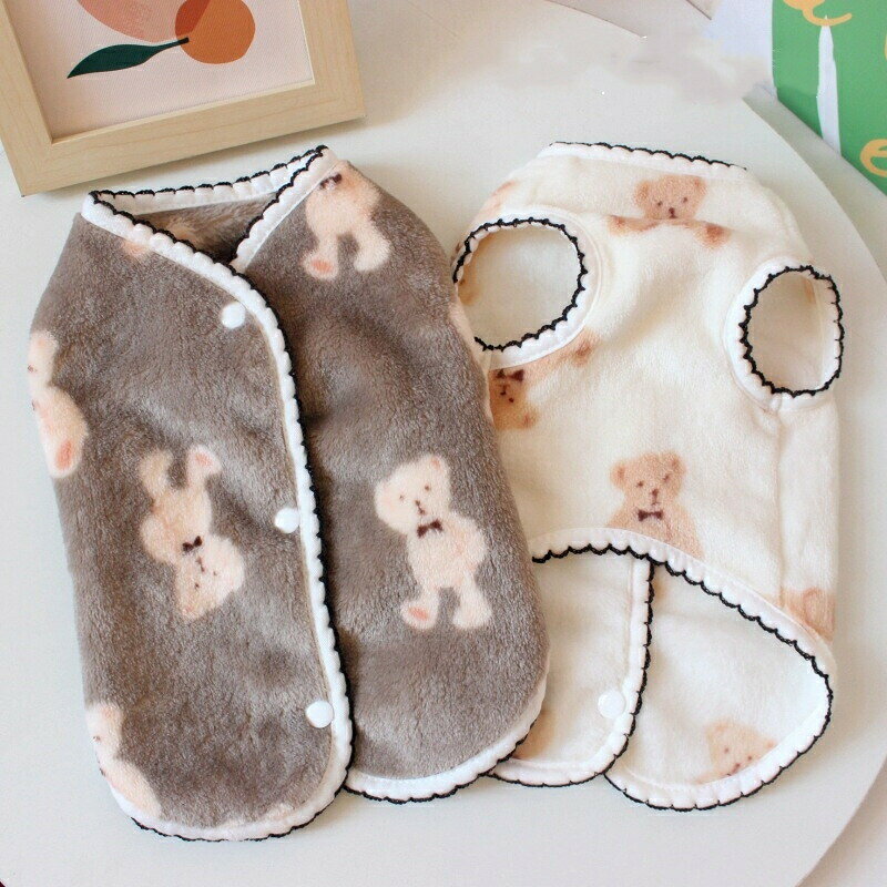 寒い季節に大活躍の背中開きベスト登場！ほどよい伸縮性のもっちり柔らかで軽い着心地だから、毎日着たくなっちゃう・ふわふわのマイクロフリース素材に愛らしいくま柄プリントを施した犬用ベスト。やさしい色合いとスカラップ風の縁取りで、着せるだけでお散歩やおうち時間がいっそうキュートになります。肌触りの良いふわふわ素材でワンちゃんへの負担が少なく、着心地も快適です。小型犬の防寒対策や室内の温度管理にぴったり。手軽に着脱できるデザインで、普段使いやプレゼントにもおすすめです。【素材】- 表地：ポリエステル（マイクロフリース）100%- 裏地：同系の起毛素材（軽く保温性のある一枚仕立て）※採寸は平置きでの目安です。実寸に1・3cmの誤差が生じる場合があります。※胴回り（バスト）と首から尾付け根までの着丈を基準にお選びください。※厚手の冬服と重ね着する場合はワンサイズ上をおすすめします。※お客様のお使いのモニター等の環境により、多少色味が異なる場合がございます。注意事項・輸入時期や製造ロットにより、同じ柄でも色味やサイズに違いが生じる場合がございます。・モニターや撮影環境により、実際の商品の色と若干異なる場合がございます。・海外製品につき、日本製品より縫製が甘い、若干の汚れ等ある場合がございます。・ご注文後、在庫切れや入荷遅延が生じることがございますので、余裕をもってご注文ください。・使用時の破損や事故等につきましては責任を負いかねます。・輸入品の為、輸送の際に生じるキズ・汚れ・箱潰れがある場合がございますが新品です。・サイズ・重量は、多少の誤差が生じる場合がございます。・あくまで画像はイメージですので、商品改良の為パッケージや一部仕様が少し変更になる場合もございます。・お使いのブラウザや設定により、画像と実際の商品との若干の色の違いが生じる場合がございます。・海外製品につき、糸のほつれ・ゆがみ・縫製の甘さ等がございます。ご理解の上、ご購入をお願いいたします。 不良品についての説明基づいて掲載しています