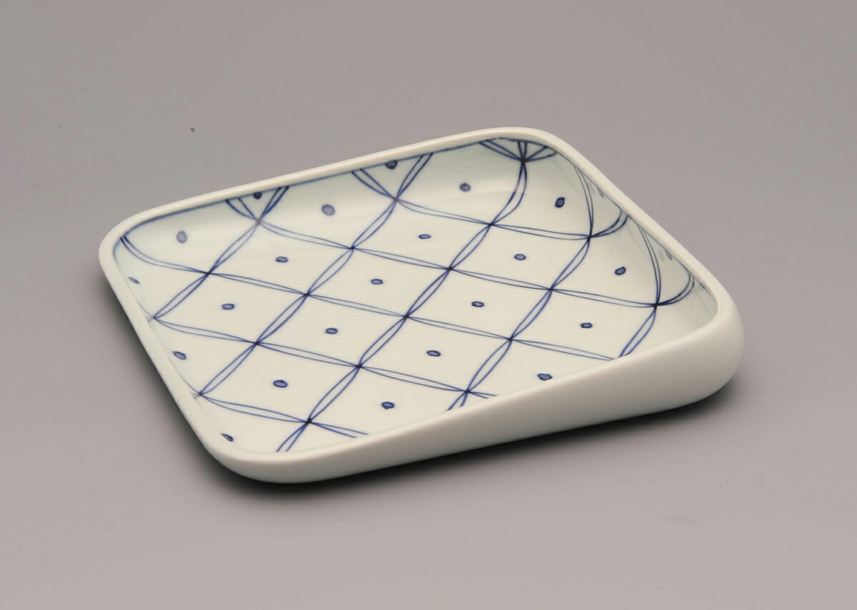■サイズ／17×17×深さ3cm ■素材：磁器(有田焼) ■柄 :七宝 ［でく工房］スプーンで端に食べ物を寄せて、持ち上げれば自然にすくえます。 うつわの底が広く安定しているので、片手ですくうの が楽です。片麻痺の方、普通の食器ではうまくすくえな い方、小さなお子様、片手での食事介助にもピッタリです。