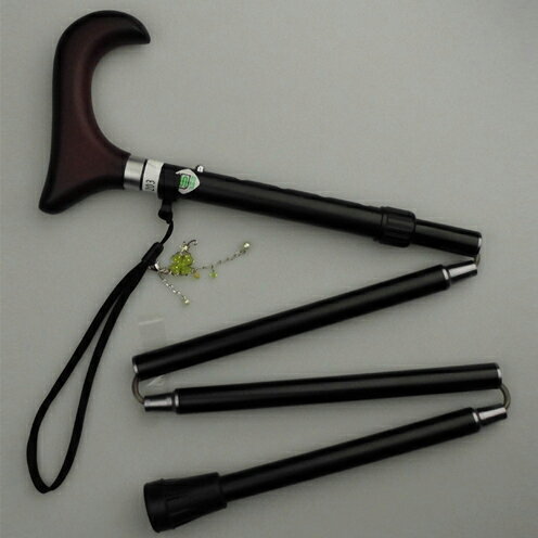 ■商品サイズ／ 　　Mサイズ　75.5〜83cm　290g 　　Lサイズ　82〜92cm　320g 　　LLサイズ　86〜96cm 325g ■材質／支柱：アルミニウム　手元：木製かえで ■先ゴム／内径16mm ■製造国名／日本高級感のある艶消しの黒と折りたたみ接続箇所に銀のラインを 入れた慶弔事に、フォーマルシーンに、際立つ一品です 手元は木製のかえでを使用し、握り心地のよい折りたた伸縮ステッキです。 折りたたみもゴムを使用せずワンタッチで操作できるプルトップ式で ゴムのような跳ね返りがなく持ち運びにも便利です。 【送料無料】　【代引き手数料無料】