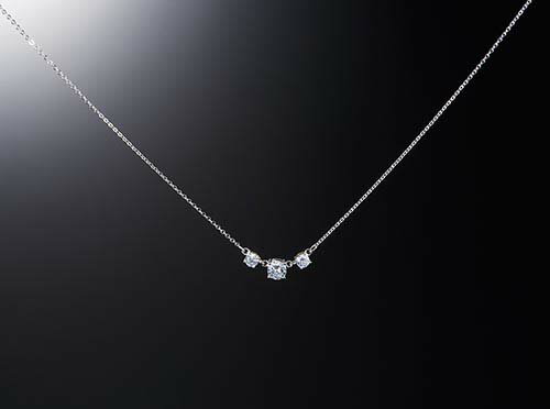 煌く「スリーストーン磁気ネックレス」両吊タイプ [ ネックレス キュービックジルコニア レディース おしゃれ 三連 エレガント 磁気 肩こり 首コリ 健康促進 ]